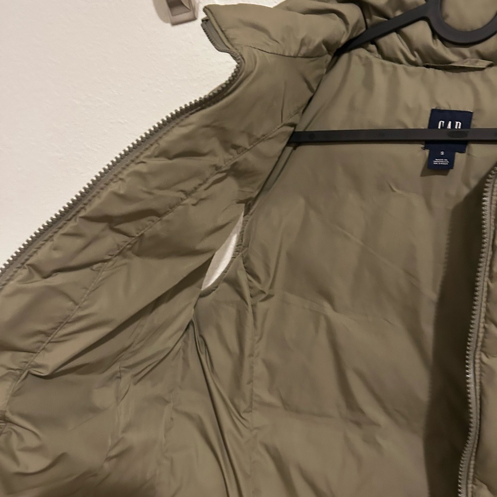 Gap green puffer vest